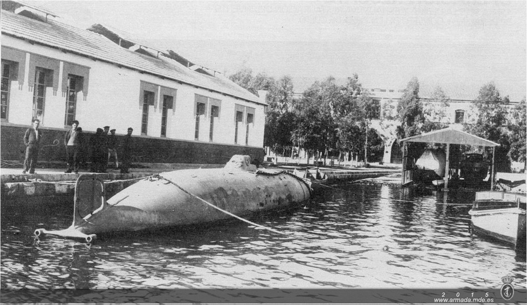 Submarino de Peral tras ser remolcado desde La Carraca. 1929